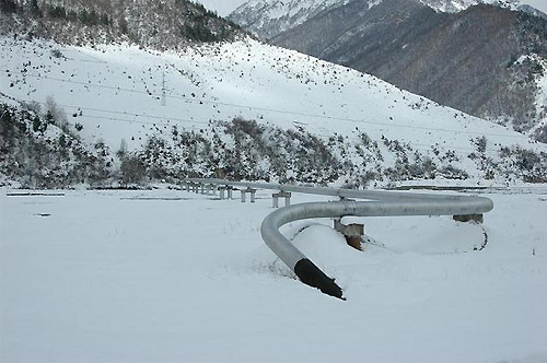 ロシアから延びる天然ガスパイプライン(グルジアで、筆者撮影)